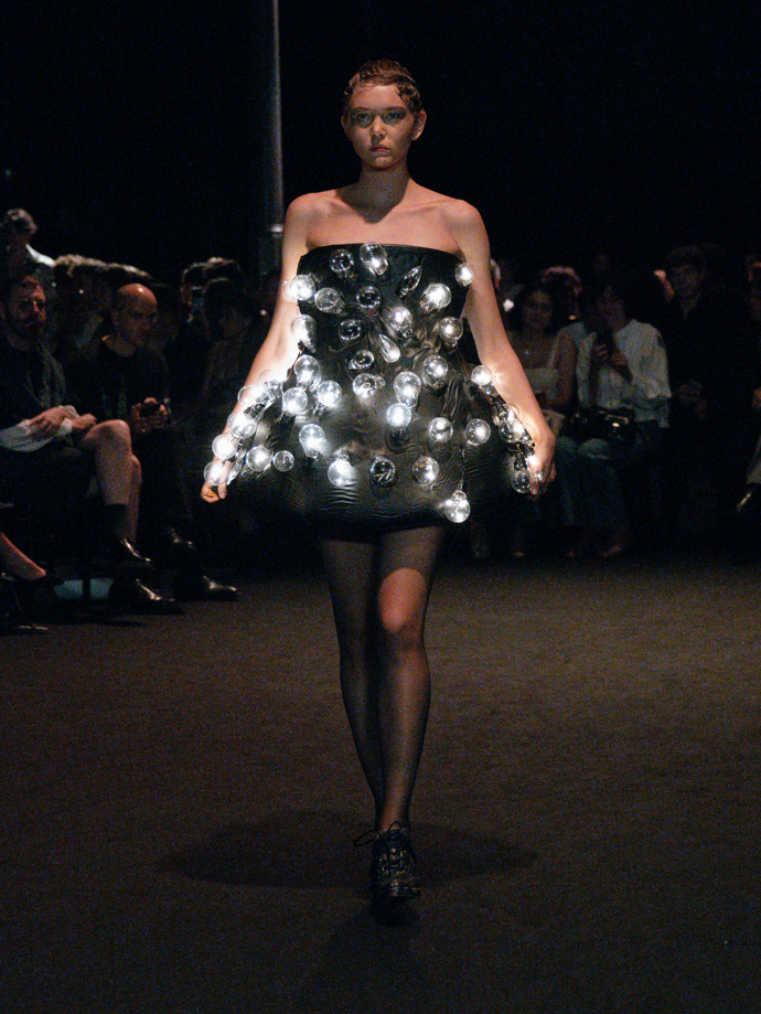 Šaty ze žárovek, inspirace Coco Chanel i odkaz na brutalismus. Co nás zaujalo na pražském Fashion Weeku