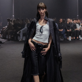 Šaty ze žárovek, inspirace Coco Chanel i odkaz na brutalismus. Co nás zaujalo na pražském Fashion Weeku