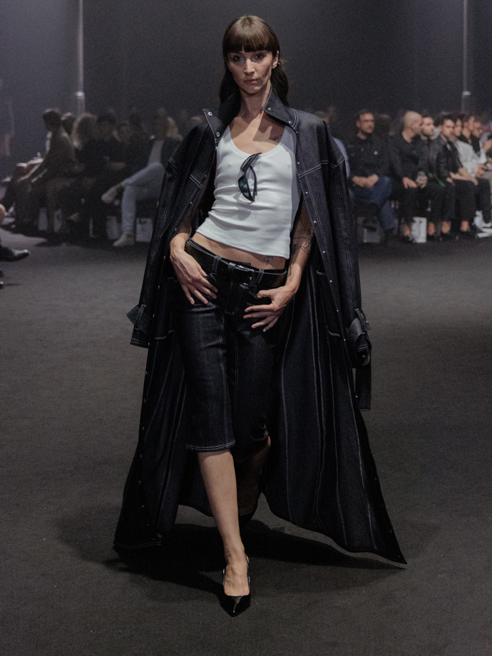 Šaty ze žárovek, inspirace Coco Chanel i odkaz na brutalismus. Co nás zaujalo na pražském Fashion Weeku