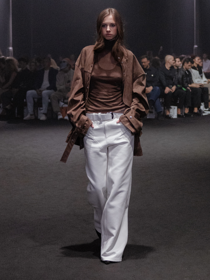 Šaty ze žárovek, inspirace Coco Chanel i odkaz na brutalismus. Co nás zaujalo na pražském Fashion Weeku