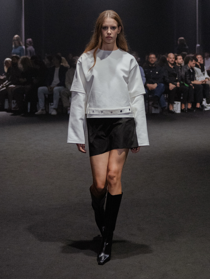 Šaty ze žárovek, inspirace Coco Chanel i odkaz na brutalismus. Co nás zaujalo na pražském Fashion Weeku