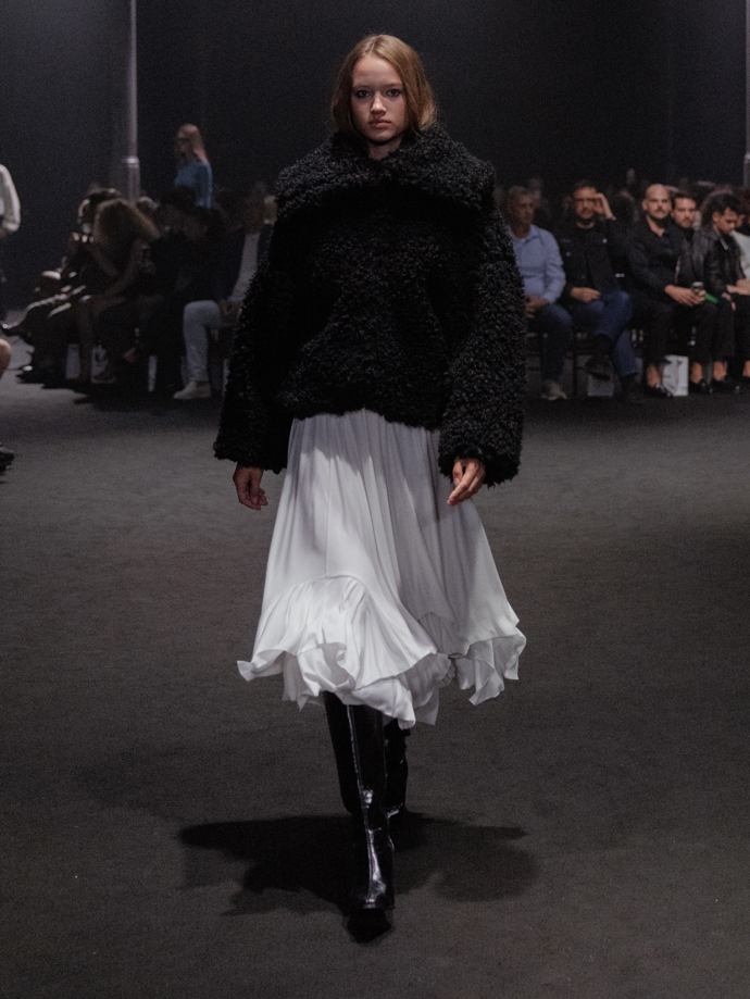 Šaty ze žárovek, inspirace Coco Chanel i odkaz na brutalismus. Co nás zaujalo na pražském Fashion Weeku