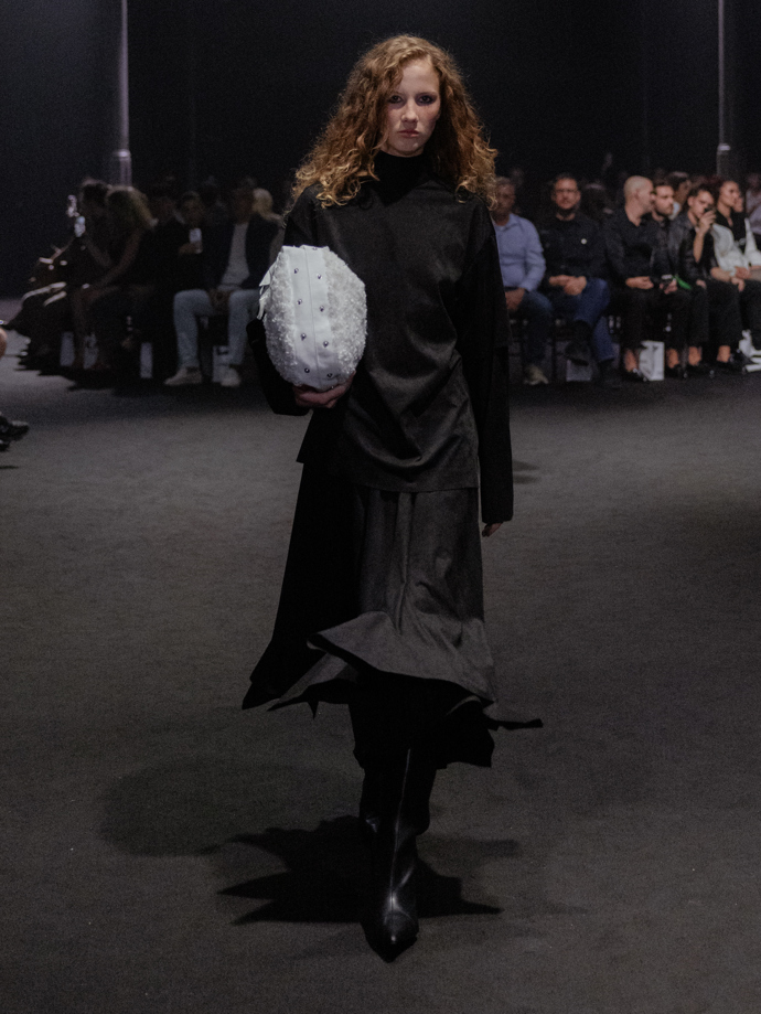 Šaty ze žárovek, inspirace Coco Chanel i odkaz na brutalismus. Co nás zaujalo na pražském Fashion Weeku