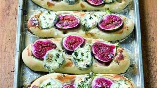 Recept na focacciu s fíky a kozím sýrem