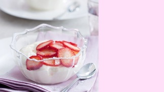 Recept na jemný krém zdobený jahodami