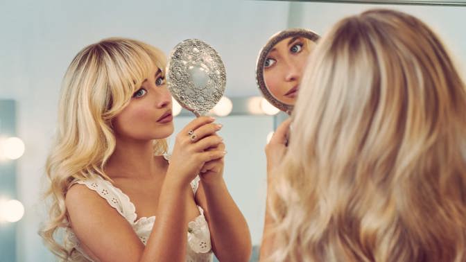 Chcete vlasy jako Sabrina Carpenter? Zkuste její oblíbenou kosmetiku