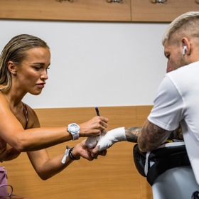 Radek Roušal a Nela Slováková v šatně. 