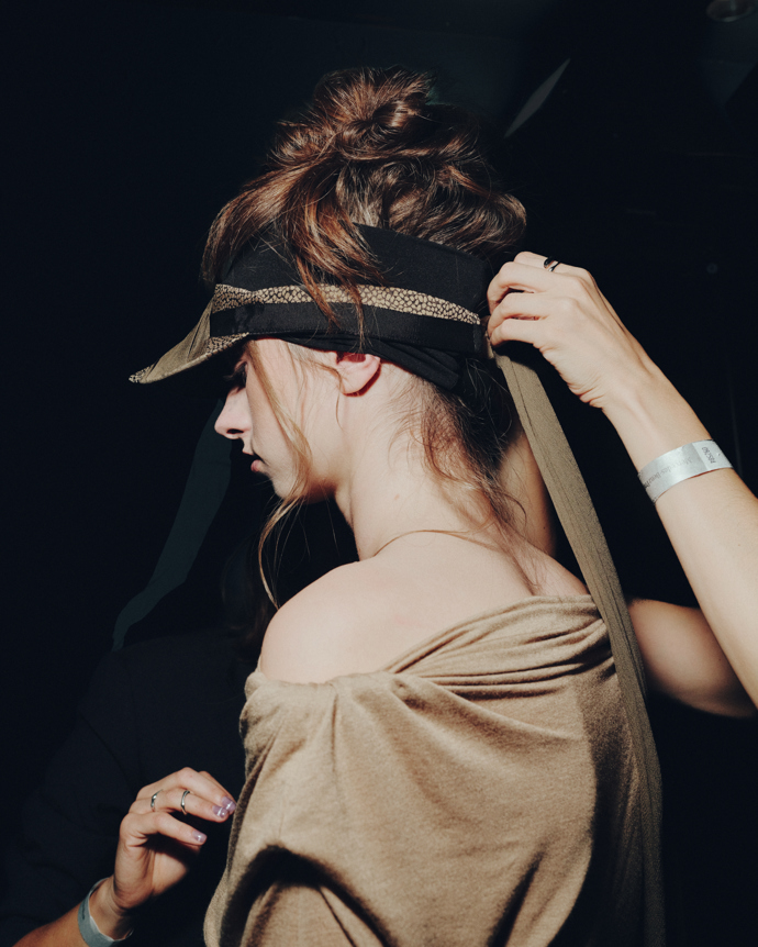 Romantická mašle ve vlasech, nebo messy rozcuch? Inspirujte se účesy z pražského fashion weeku Romantická mašle ve vlasech, nebo messy rozcuch? Inspirujte se účesy z pražského fashion weeku