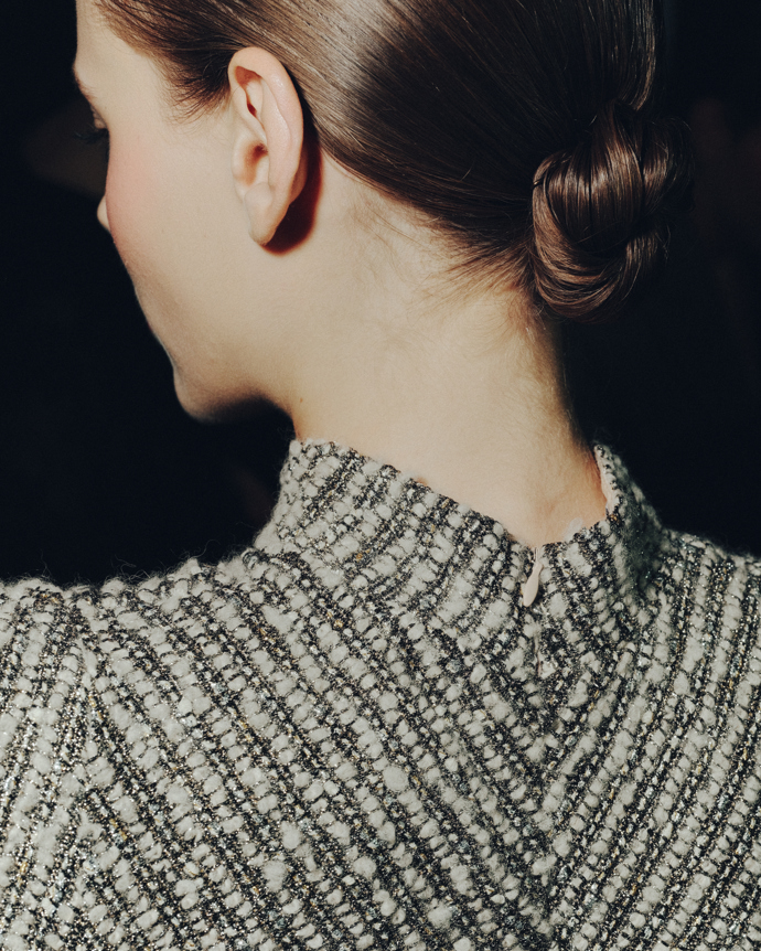 Romantická mašle ve vlasech, nebo messy rozcuch? Inspirujte se účesy z pražského fashion weeku Romantická mašle ve vlasech, nebo messy rozcuch? Inspirujte se účesy z pražského fashion weeku