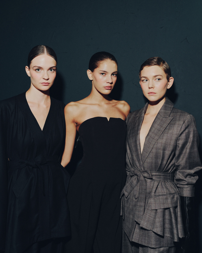 Romantická mašle ve vlasech, nebo messy rozcuch? Inspirujte se účesy z pražského fashion weeku Romantická mašle ve vlasech, nebo messy rozcuch? Inspirujte se účesy z pražského fashion weeku