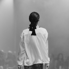 Romantická mašle ve vlasech, nebo messy rozcuch? Inspirujte se účesy z pražského fashion weeku