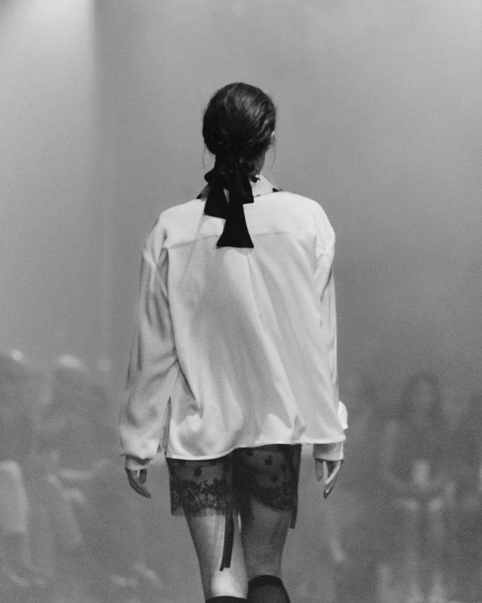 Romantická mašle ve vlasech, nebo messy rozcuch? Inspirujte se účesy z pražského fashion weeku Romantická mašle ve vlasech, nebo messy rozcuch? Inspirujte se účesy z pražského fashion weeku