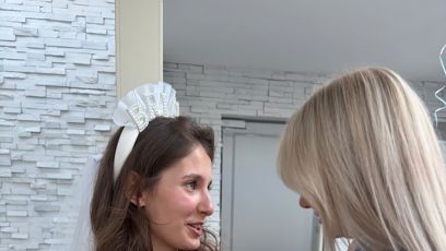 FOTO: Sara Sandeva měla bílé flitrované šaty se závojem.