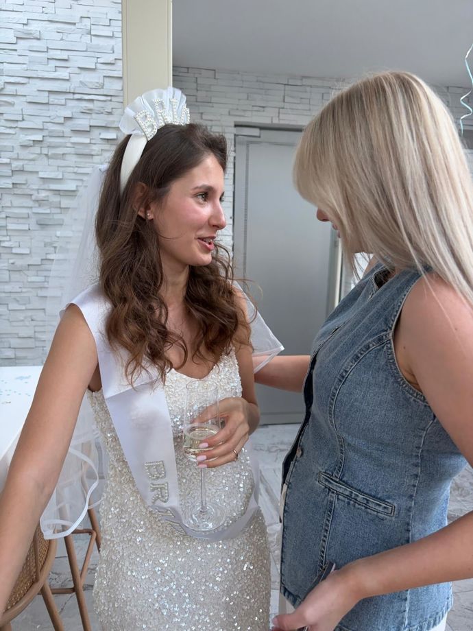 Sara Sandeva měla bílé flitrované šaty se závojem. 
