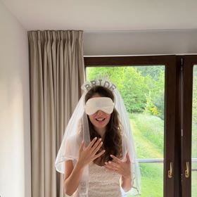 Sara Sandeva a její kostým na rozlučce se svobodou. 