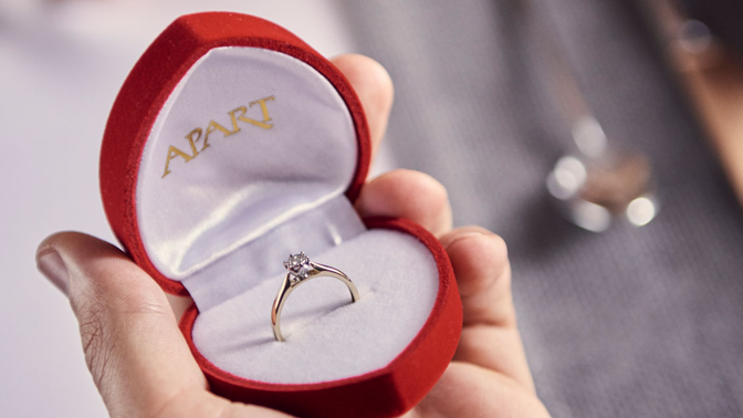 Zásnuby jako z pohádky s diamantovým prstenem APART
