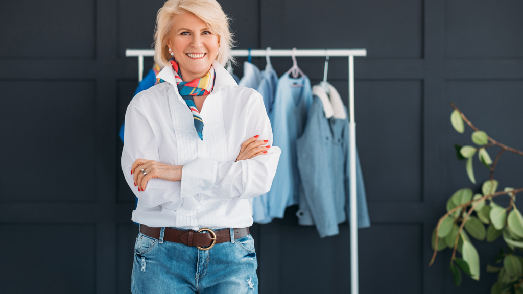 Obnošené džíny v kombinaci s bílou košilí vypadají velmi pěkně. Pokud je navíc doplníte o elegantní šátek, získáte osobitý a mladistvý outfit.
Obnošené džíny v kombinaci s bílou košilí vypadají velmi pěkně. Pokud je navíc doplníte o elegantní šátek, získáte osobitý a mladistvý outfit.
