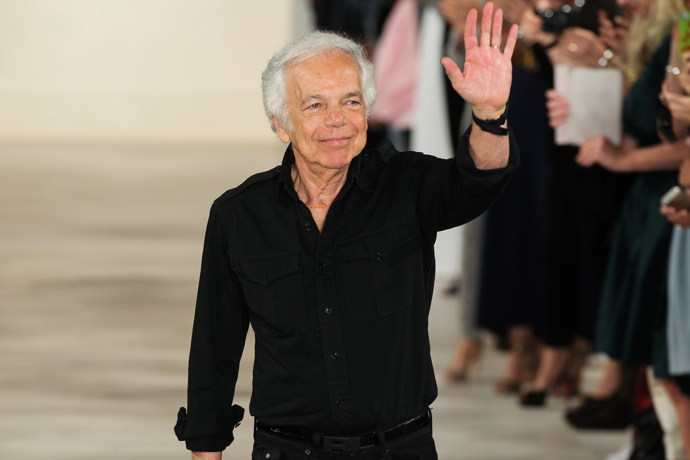 Ralph Lauren založil úspěšnou módní značku Polo Ralph Lauren, která se proslavila na celém světě. Ralph Lauren založil úspěšnou módní značku Polo Ralph Lauren, která se proslavila na celém světě.