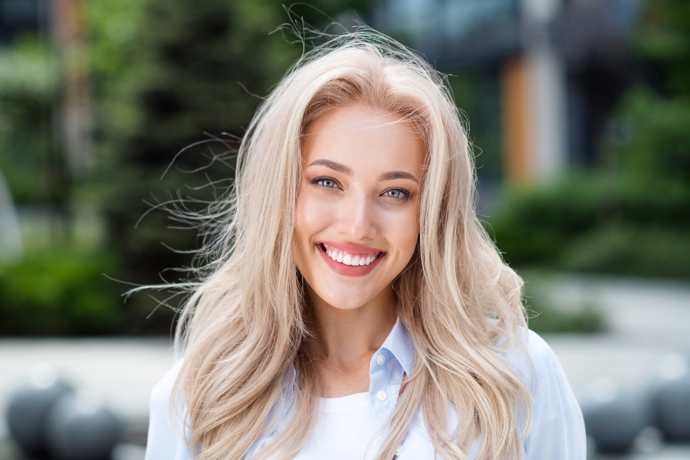 Světlejší odstíny blond pleť rozjasní, pozor si však dejte na příliš studené odstíny, které mohou zvýraznit nedokonalosti pleti. Světlejší odstíny blond pleť rozjasní, pozor si však dejte na příliš studené odstíny, které mohou zvýraznit nedokonalosti pleti.