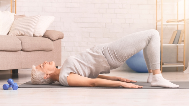 Chcete být fit i po 50? Posilování není tak důležité. Zaměřte se raději na cviky, které zpevní střed těla