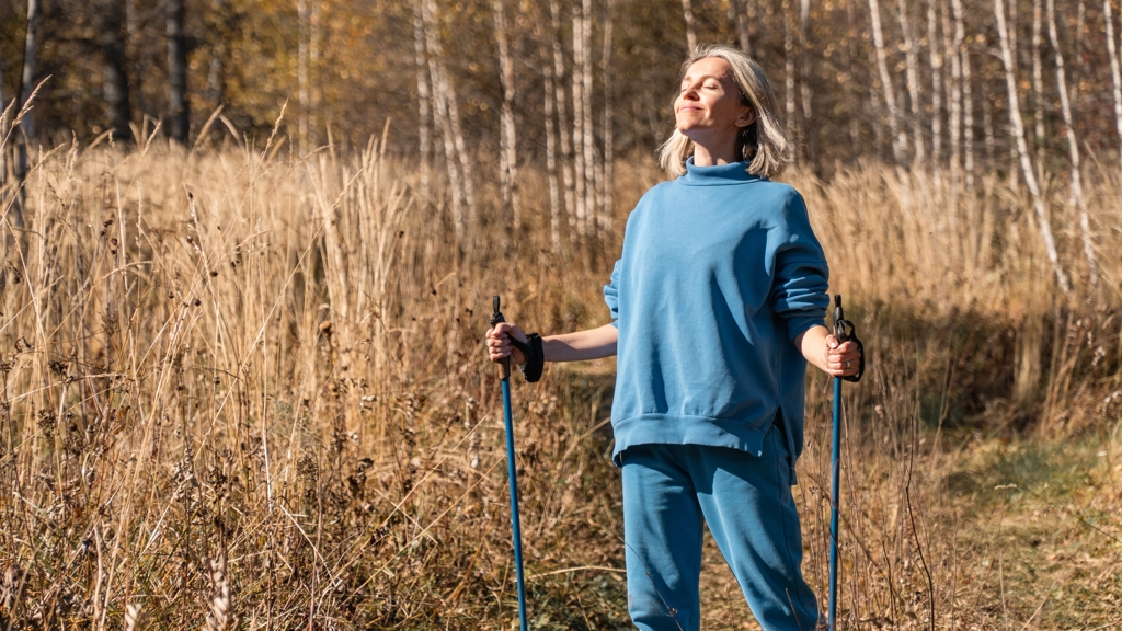 Nordic walking je na tyto dny ideální: Tipy, jak s ním začít bez ohledu na věk