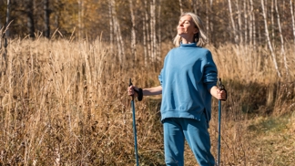 Nordic walking je na tyto dny ideální: Tipy, jak s ním začít bez ohledu na věk. Chůzi na čerstvém vzduchu si po 50 zamilujete