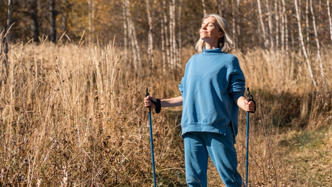 Nordic walking je na tyto dny ideální: Tipy, jak s ním začít bez ohledu na věk. Chůzi na čerstvém vzduchu si po 50 zamilujete