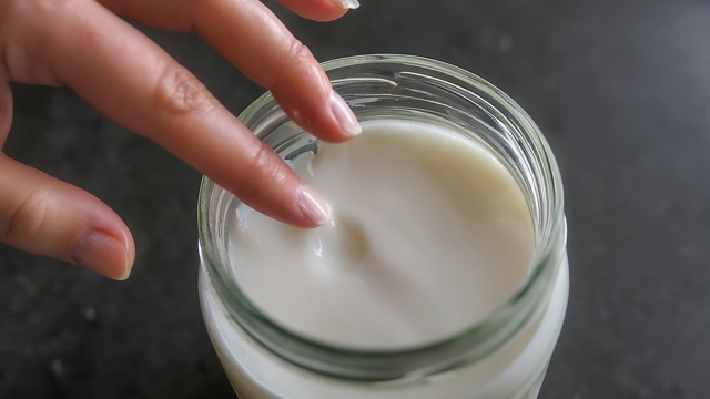 Letošní podzim letí manikúra „Coconut Water“: Mléčně průsvitné nehty si zamilovaly i slavné hvězdy 