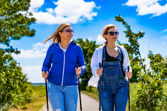 Nordic walking je na tyto dny ideální: Tipy, jak s ním začít bez ohledu na věk. Chůzi na čerstvém vzduchu si po 50 zamilujete