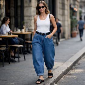 Barrel džíny ohrnuté nad kotníky jsou letos trendy. Výsledek působí odlehčeně a sexy. Na podzim  je tak můžete nosit i s nízkými teniskami nebo kozačkami. 