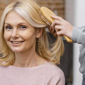 Blond barvy se nemusíte vzdávat ani po padesátce. Vyzkoušejte 3 trendy odstíny, které ovládnou letošní podzim. 