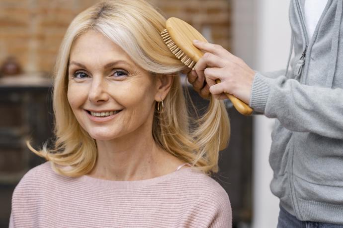 Blond barvy se nemusíte vzdávat ani po padesátce. Vyzkoušejte 3 trendy odstíny, které ovládnou letošní podzim. Blond barvy se nemusíte vzdávat ani po padesátce. Vyzkoušejte 3 trendy odstíny, které ovládnou letošní podzim.