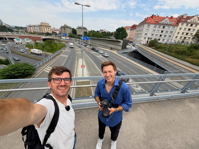 Janek na podvody upozorňuje prostřednictvím svého kanálu Kluci z Prahy. 