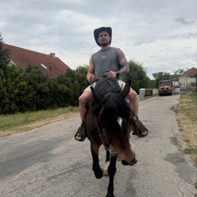 Maxo je podle všeho milovníkem zvířat.