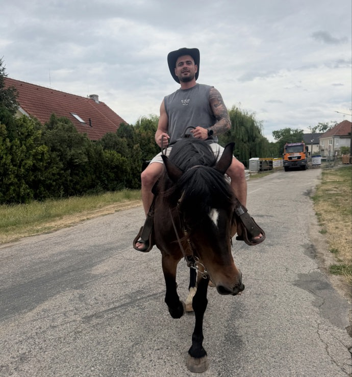 Maxo je podle všeho milovníkem zvířat.