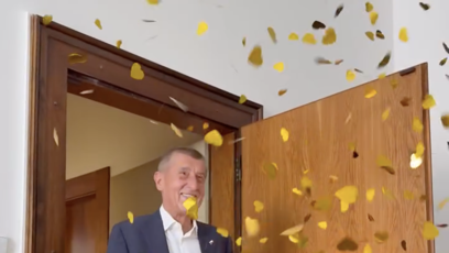 FOTO: Premiéra čekalo na Úřadu vlády narozeninové překvapení.