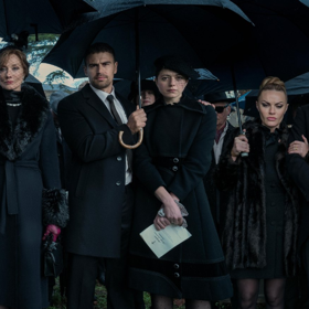 Theo James je hlavní postavou seriálu Gentlemani.
