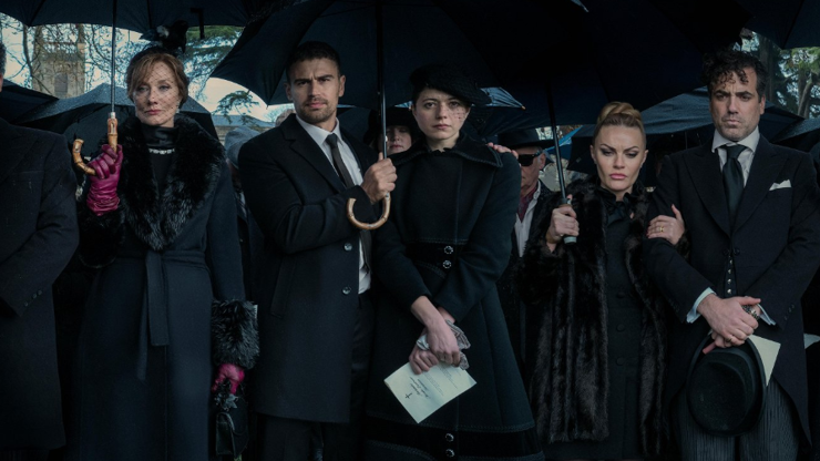 Theo James je hlavní postavou seriálu Gentlemani.