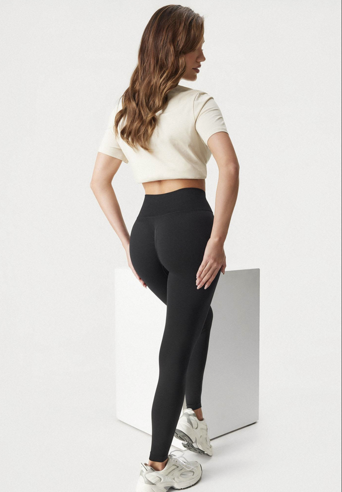 Sportovní legíny Seamless FIT jsou hladké a dokonale pružné, s vysokým žebrovaným pasem. Krásně se přizpůsobí vašim křivkám, 1149 Kč