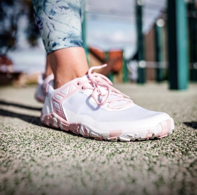 Barefoot Sportovní Tenisky BENNON představují volnočasovou obuv, která při nošení relaxuje, aktivuje a posiluje svaly vašich chodidel i lýtek. Tento sportovní model nabízí dokonalou volnost pohybu, vysoké pohodlí a přirozený kontakt se zemí. 719 Kč