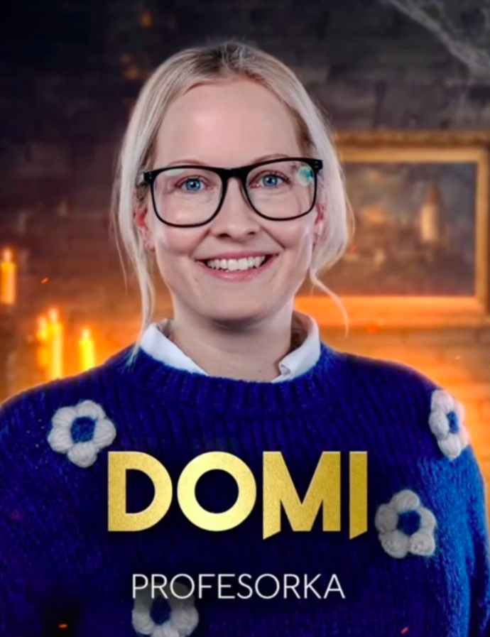 Domi je profesorka a maminka tří dětí. 