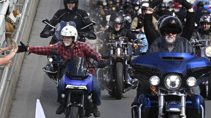 Spanilá jízda Petra Pavla Prahou: Prezident na motorce vedl kolonu 800 Harleyů Petr Pavel se projel na Harley, vedl Prahou 800 motorkářů