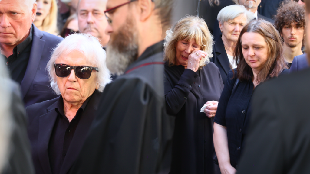 Nejdojemnější momenty z pohřbu syna Václava Neckáře: Zdrcený otec, slzy Rytířové i poslední sbohem
