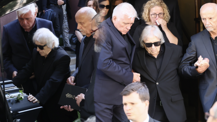 Srdcervoucí pohled na Václava Neckáře. Na pohřbu syna musel zpěváka podpírat bratr Jan