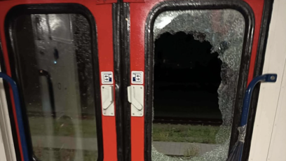 FOTO: Fanoušci Zbrojovky po sobě ve speciálním vlaku zanechali i rozbité okno ve dveřích jednoho z vozů.