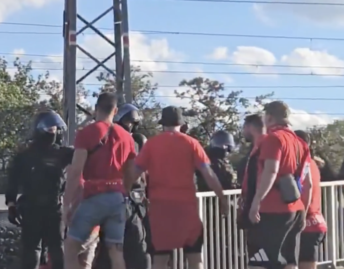 Při přesunu fanoušků Zbrojovky k vlaku zasahovali i policisté v těžkooděnecké výstroji.