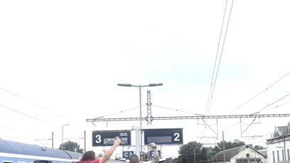 FOTO: Do Prahy vyrazily stovky příznivců Brna, část z nich pak po návratu zanechala za sebou výrazně poškozenou soupravu.