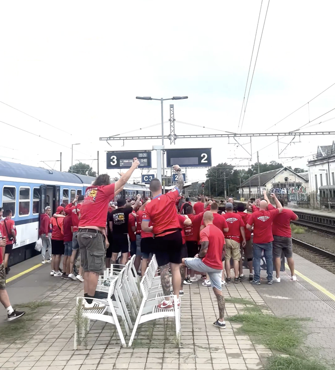 Do Prahy vyrazily stovky příznivců Brna, část z nich pak po návratu zanechala za sebou výrazně poškozenou soupravu.