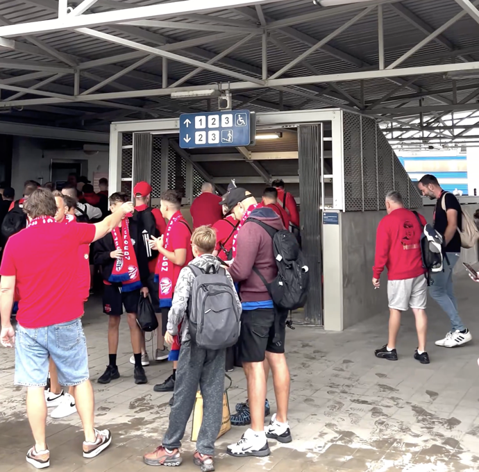 Fanoušci Zbrojovky se před odjezdem speciálního vlaku shromažďovali na nádraží v klubových barvách.