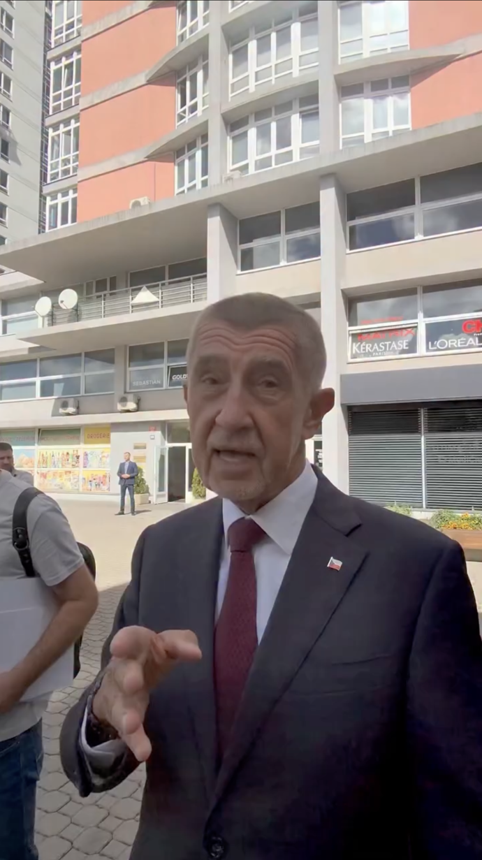 Původně věcný dotaz na Agrofert se během několika vteřin změnil v osobní slovní přestřelku.